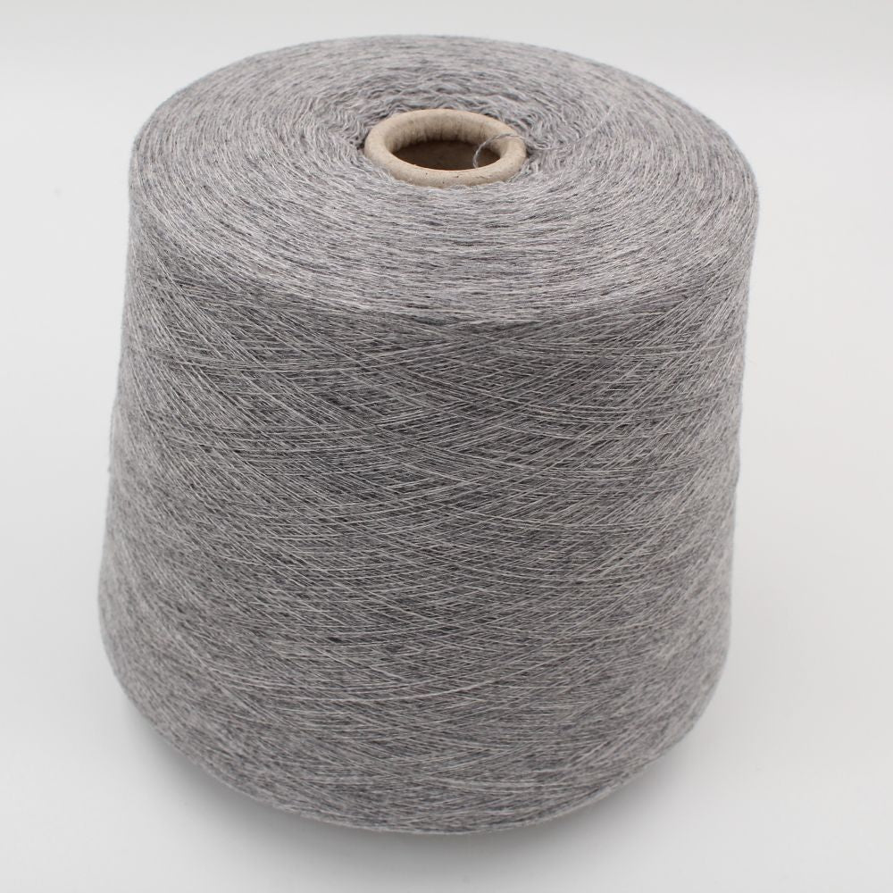 Filato merino 40% cashmere 50% seta 10 % nm 20000 colore grigio chiaro rocche 530 gr