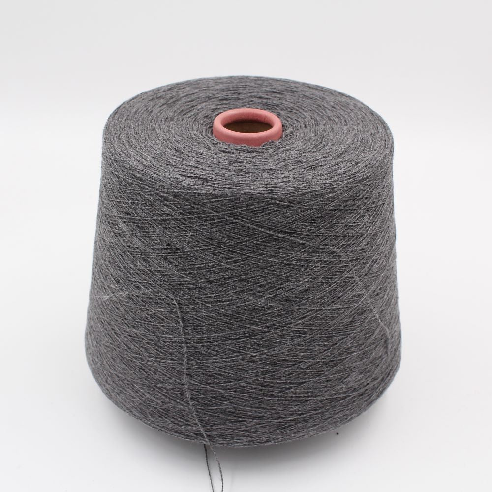 2/28 70% merino extrafine 30% cashmere colore grigio scuro rocche 540gr