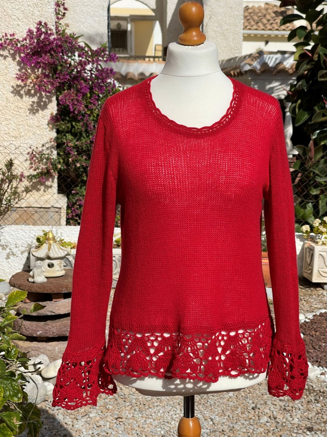 Maglione rosso e scialle bianco