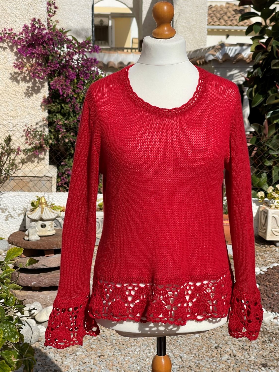 Maglione rosso e scialle bianco