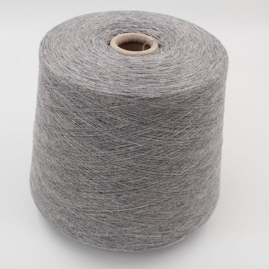 Filato merino 40% cashmere 50% seta 10 % nm 20000 colore grigio chiaro rocche 530 gr