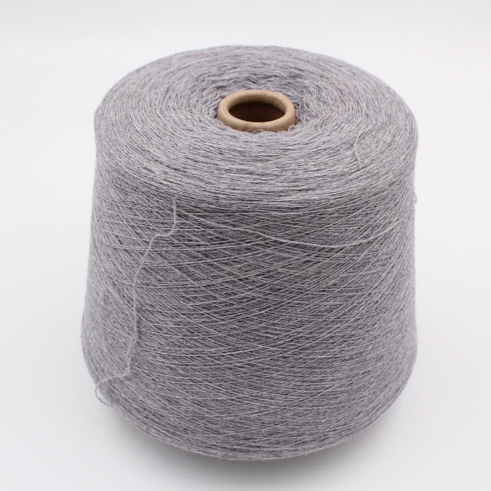 2/30 70% merino extrafine 30% cashmere colore grigio chiaro rocche 550 gr