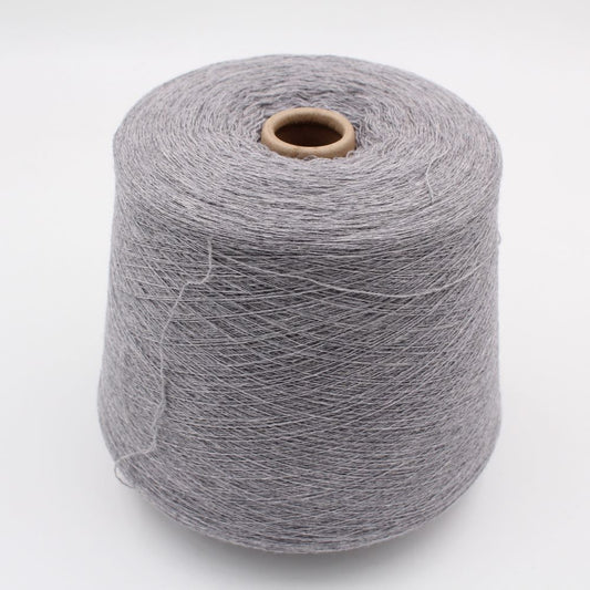2/30 70% merino extrafine 30% cashmere colore grigio chiaro rocche 550 gr