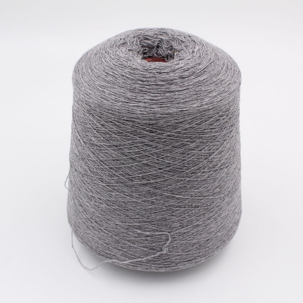 2/28 70% merino extrafine 30% cashmere colore grigio chiaro rocche 410 gr