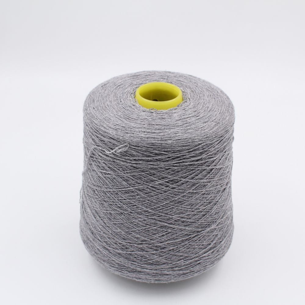 2/28 70% merino extrafine 30% cashmere colore grigio chiaro rocche 500gr