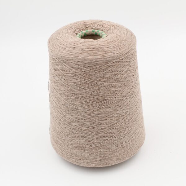 Filato da macchina 2/28 70% merino extrafine 30% cashmere colore beige chiaro rocca 530 gr