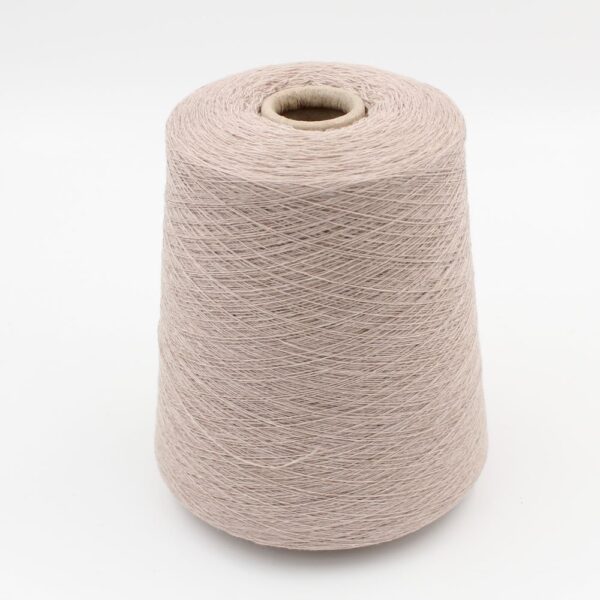 Filato da macchina 2/28 70% merino extrafine 30% cashmere colore beige chiaro rocca 590 gr
