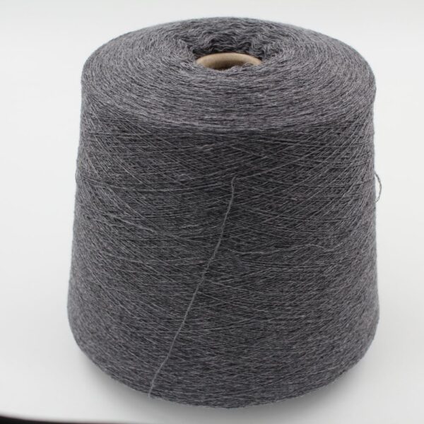 Filato da macchina 2/30 70% merino extrafine 30% cashmere colore grigio medio rocca 540 gr