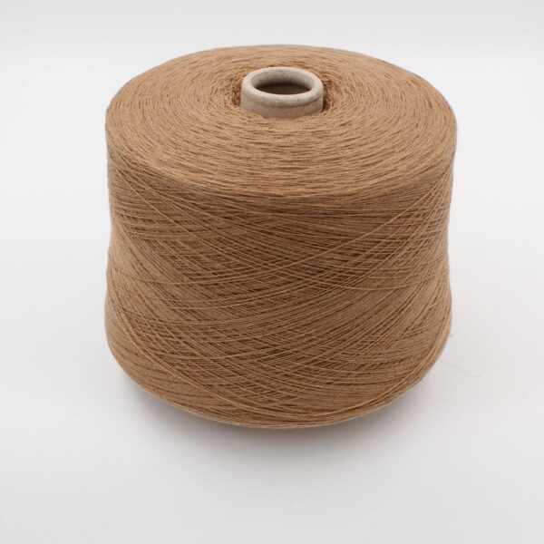2/28 70% merino extrafine 30% cashmere colore cammello rocca 550 gr