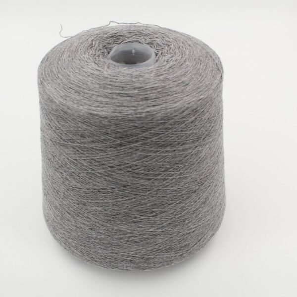 2/28 70% merino extrafine 30% cashmere colore grigio chiaro rocca 520 gr