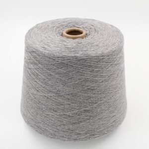 2/28 70% merino extrafine 30% cashmere colore grigio chiaro rocca 550 gr