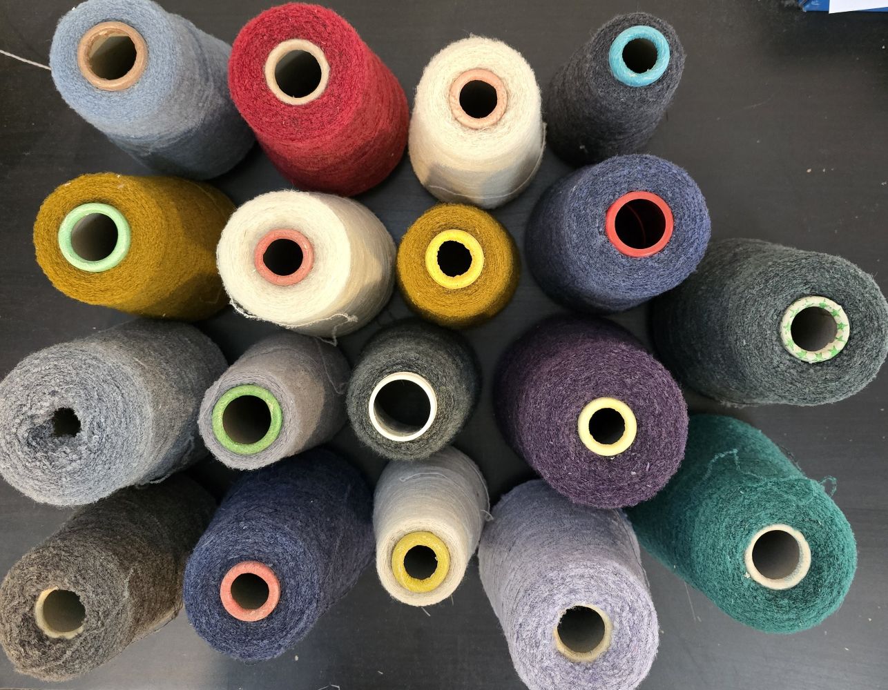 Confezione 3 kg filato buclè 70% lana vergine 30% poliammide nm 14000 vari colori