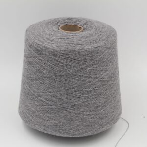 Filato Nm. 2/28 70% merino extrafine 30% cashmere colore grigio chiaro rocca 560gr