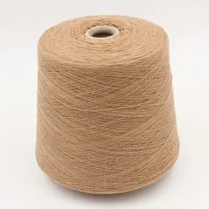 Filato da macchina 2/28 70% merino extrafine 30% cashmere colore beige rocca 400 gr