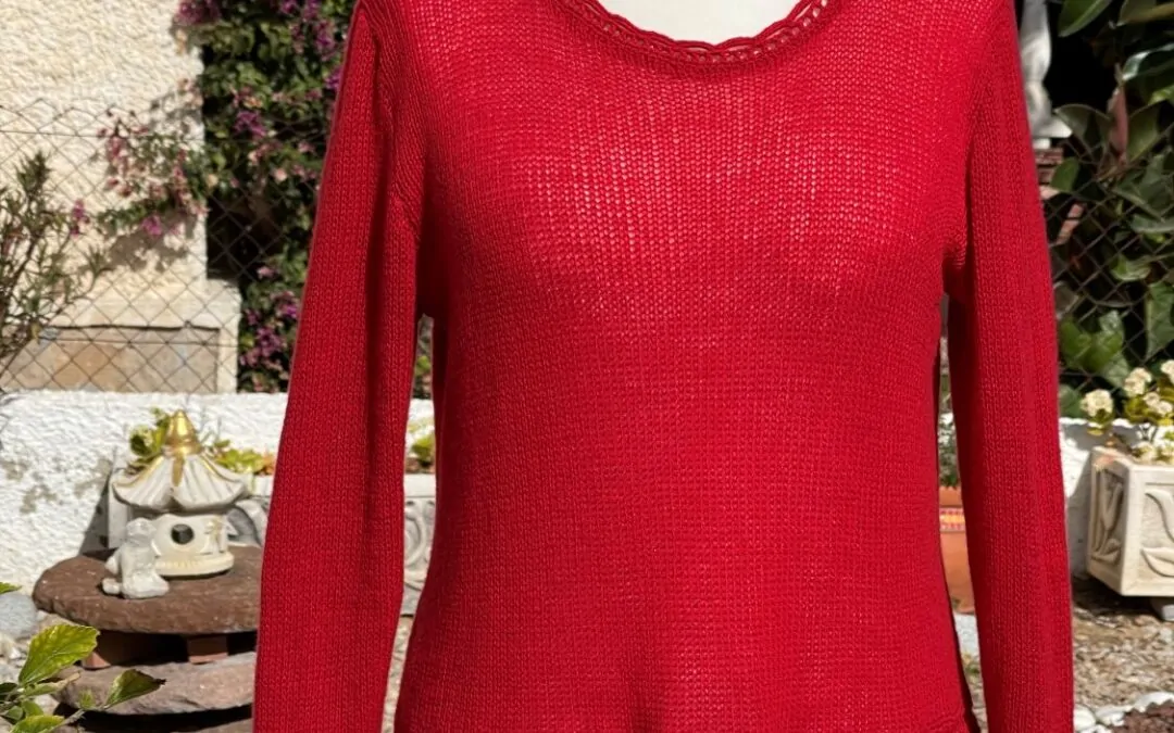 Maglione rosso e scialle bianco