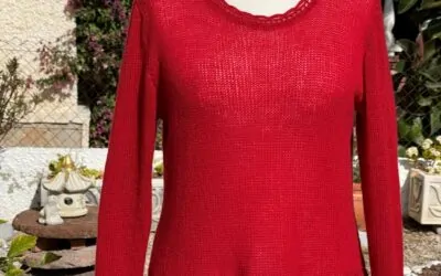 Maglione rosso e scialle bianco