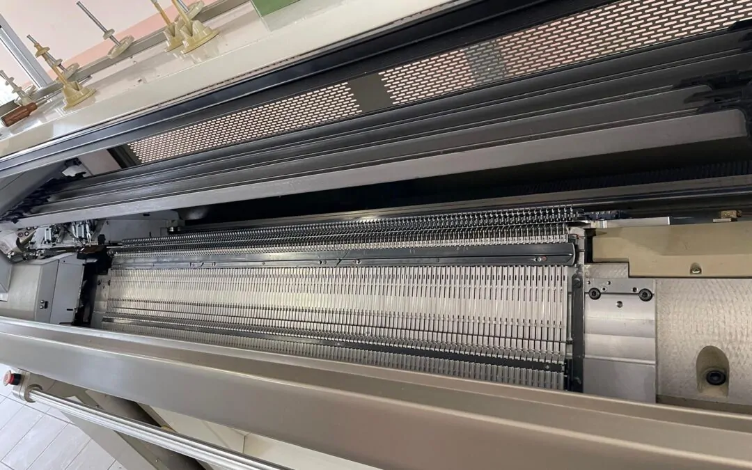 Maglieria con macchine da maglieria vs. maglie confezionate in tessuto jersey – Qual è la differenza?