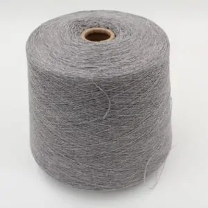 Filato da macchina 2/30 70% merino extrafine 30% cashmere colore grigio chiaro rocca 590 gr
