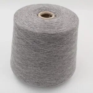 Filato merino 40% cashmere 50% seta 10 % nm 20000 colore grigio chiaro rocche 510 gr
