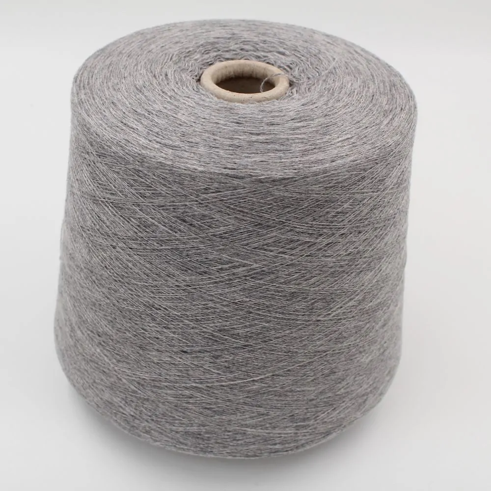 Filato merino 40% cashmere 50% seta 10 % nm 20000 colore grigio chiaro rocche 510 gr