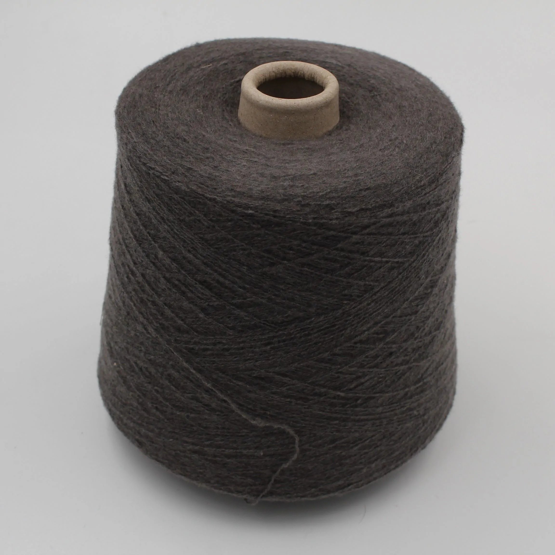 Filato merinos 45% cashmere 45% poliammide 10% nm. 11800 colore marrone scuro rocche 550gr