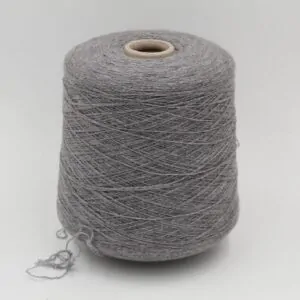 FANTASTIQUE 97% Merinos 3% Poliammide nm 13500 colore grigio chiaro rocche 550gr