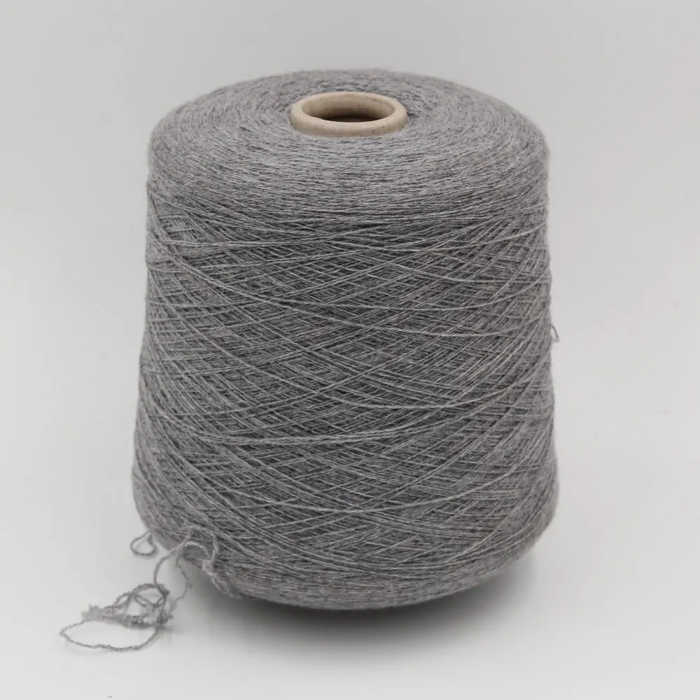FANTASTIQUE 97% Merinos 3% Poliammide nm 13500 colore grigio chiaro rocche 550gr